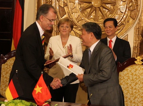 Hai thủ tướng chứng kiến hàng loạt ký kết giữa hai nước.